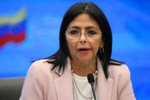 Delcy Rodríguez descubre la amnistía: cuando liberar presos políticos se vende como acto de amor democrático
